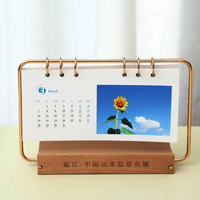Vente en gros 2024 calendrier de bureau de table avec impression de logo personnalisé calendrier de bureau en bois avec base en bois massif