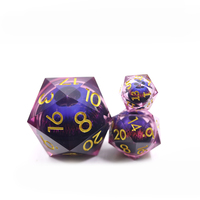 Dés en résine polyédrique simple Jumbo 50MM bleu rose Dragon Eye Design avec bord tranchant se déplaçant dans le noyau liquide Effet réaliste