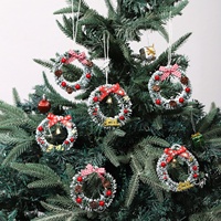 JQCrossBorder Mini-Weihnachtskranz Grüner Rankenring mit Tannenzapfen, Schleifenband, Kugeln & weißen Schneeflocken-Dekorationen für den Großhandel
