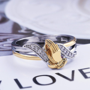 Anello Mani in Preghiera da Donna, Placcato Oro 14K con Zirconi, Regolabile, Gioiello Statement, Idea Regalo Portafortuna - Product Image 5