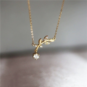 Colar Cristão Trendy em Prata Esterlina S925 com Banho de Ouro, Simples e Elegante, Pequeno Pingente de Folha de Ramos de Oliveira com Zircônia - Product Image 1