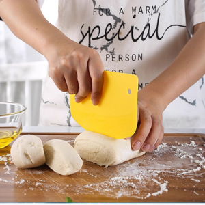 Grattoir à pâte en plastique rectangulaire, outil de pâtisserie non toxique pour la fabrication de gâteaux - Product Image 1