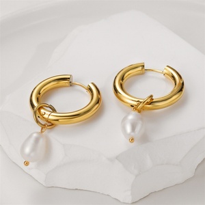 Pendientes de Aro con Perlas y Baño de Oro, Resistentes al Agua, Populares en Instagram - Product Image 2