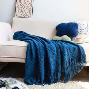Plaid tricoté bleu roi à motif diamant avec pompons – Couverture décorative douce et confortable pour lit, canapé, salon - Product Image 2