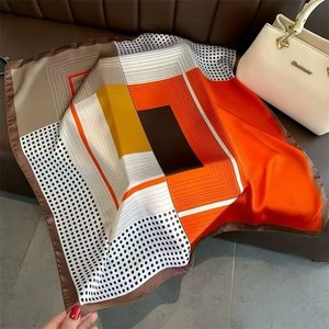 Pañuelo Cuadrado de Poliéster de 70 cm, Elegante y de Alta Gama, Estilo Coreano, Moderno, Combinable con Todo, Profesional, Estampado Retro de Verano para Mujer - Product Image 4