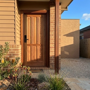 Ensemble de porte d'entrée en merbau massif à 6 panneaux verticaux encastrés Sovereign Estate - Product Image 3