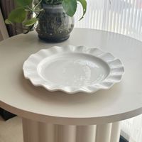 2025 nouvelle arrivée forme irrégulière blanc glaçure assiette ensemble décoratif à volants en céramique assiette ensemble pour événement de mariage