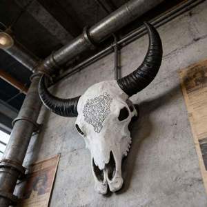 Crâne de taureau ou de chèvre en résine personnalisé à suspendre au mur, décoration moderne rustique pour <span class=keywords><strong>la</strong></span> maison, sculpture de tête d'animal de ferme vintage, cadeau unique - Product Image 3
