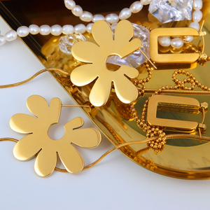 Chris <span class=keywords><strong>aprile</strong></span> gioielli di moda moderna acciaio inossidabile 316L pvd placcato in oro piatto metallo <span class=keywords><strong>margherita</strong></span> fiori forma <span class=keywords><strong>orecchini</strong></span> a cerchio - Product Image 1