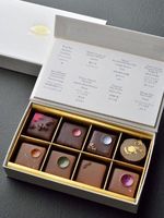 Caja de regalo magnética de lujo de primera calidad para dulces de vino y chocolate Cajas duras de bombones pequeños con inserciones