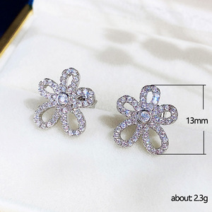 Orecchini pendenti 3D a forma di girasole con pavé di pietre scintillanti, eleganti gioielli da donna. - Product Image 5
