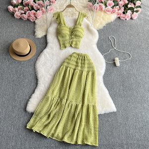 ชุดเซ็ต 2 ชิ้น สไตล์วันพักผ่อน เสื้อครอปแขนสั้นแบบผูกคอ กระโปรงทรงเอวสูงจีบระบาย แฟชั่นสำหรับผู้หญิง - Product Image 5