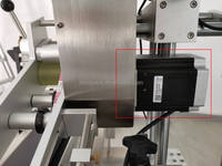 Machine d'étiquetage adhésif industrielle pour produits légers et boîtes blister de couteaux utilitaires avec séparateur automatique