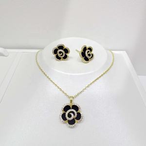 Ensemble de bijoux vintage en argent sterling 925 plaqué or 18 carats, collier et boucles d'oreilles élégants avec fleurs et zirconiums cubiques, pour femmes. - Product Image 2