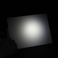 Feuille de diffusion en polycarbonate anti-reflet à haute transmission lumineuse 0,8/1,5 mm pour panneau LED et lampe de plafond