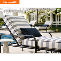 Collection de chaises longues d'extérieur modernes en aluminium, structure métallique résistante aux intempéries avec coussin rayé, chaise inclinable de patio antirouille.