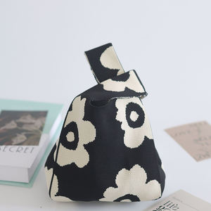 चमकदार कस्टम डिजाइन उच्च गुणवत्ता वाले ठोस रंग बुना हुआ रिस्टलेट बैग थोक आपूर्तिकर्ता, महिलाओं के लिए दैनिक - Product Image 2