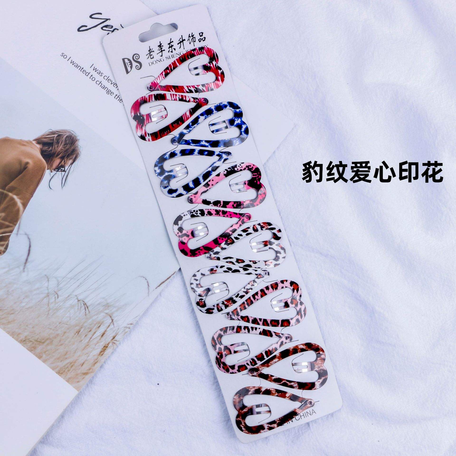 Estampado de leopardo patrón de corazón color al azar