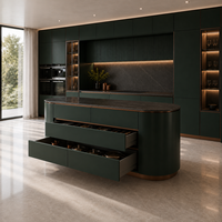 Gabinetes de Cocina Personalizados con Isla Curva, Frentes Lacados sin Tiradores y Almacenamiento con Iluminación