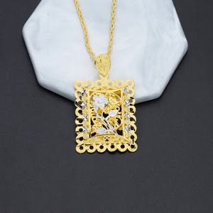 Pendentif de mariage carré grand format plaqué or 24 carats Jxx Fashion personnalisé avec sertissage griffe, bijoux unisexe pour enfants en laiton - Product Image 6