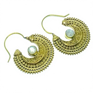 Boucles d'oreilles créoles en laiton couleur or, style bohème, design unique, avec pierre de lune pour femme - Product Image 3