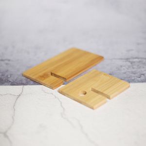 Soporte de Escritorio de Bambú Grabado, Ecológico y Creativo, con Diseño Personalizado, Venta al Por Mayor - Product Image 3