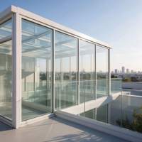 Véranda en verre moderne avec bande lumineuse LED intégrée, salle de patio à structure en aluminium pour usage résidentiel
