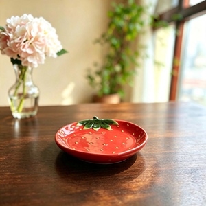 Ensemble <span class=keywords><strong>de</strong></span> 3 coupelles à sauce <span class=keywords><strong>soja</strong></span> en céramique rouge en forme <span class=keywords><strong>de</strong></span> fraise avec détail <span class=keywords><strong>de</strong></span> tige en <span class=keywords><strong>feuille</strong></span> verte, bols à condiments divisés <span class=keywords><strong>pour</strong></span> <span class=keywords><strong>sushi</strong></span> - Product Image 3
