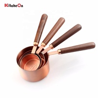Ensemble de 8 tasses et cuillères à mesurer vintage en bronze antique plaqué cuivre avec manche en bois de noyer