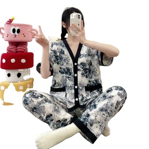 <span class=keywords><strong>Pantaloni</strong></span> da notte estivi da <span class=keywords><strong>donna</strong></span> Hua Er in seta a manica corta 2 pezzi da salotto per la <span class=keywords><strong>casa</strong></span> pigiama con collo Kimono di lusso in raso - Product Image 1