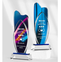 Maßgefertigte Gravierte Kristallglas-Trophäe Farbenfrohe Moderne Design-Auszeichnungsplakette mit Blauem Sockel für Geschäftszeremonien Sportveranstaltungen