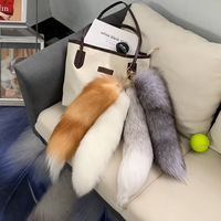 Vente en gros usine : Porte-clés en fourrure de renard naturelle bleu argenté avec croix solaire, pendentif queue de renard moelleux de haute qualité pour décoration de sac et cosplay