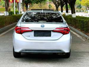 Voitures d'occasion 2017 pour Toyota Corolla d'occasion, double moteur 1.8L E-CVT 99 ch L4 hybride, berline 5 places, argent, Toyota Corolla 2017 d'occasion - Product Image 3