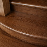 Escaliers courbes au design moderne avec rampes en bois de chêne rouge massif
