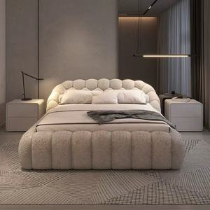 Cama King-Size Moderna Italiana Tapizada, Diseño Único de Espuma de Alta Densidad con Burbujas, Tela de Terciopelo Suave, Madera para Dormitorio - Product Image 4