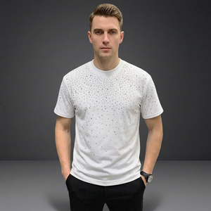 เสื้อยืดแขนสั้นสีขาวสำหรับผู้ชาย พิมพ์ลายตัวอักษรกลิตเตอร์ คอกลม ทรงโอเวอร์ไซส์ สวมใส่สบาย ผ้าเจอร์ซีย์เนื้อไหม ระบายอากาศดี สไตล์สตรีทแฟชั่น - Product Image 1