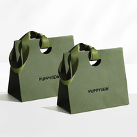 Sacs en papier texturé de luxe avec poignée en ruban satiné Impression dorée à chaud Options multicolores pour l'emballage cadeau de vente au détail haut de gamme