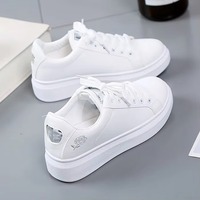 Chaussures de sport décontractées blanches pour femmes, style marche, rehaussantes, marque tendance, vente en gros 2026