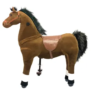 リアルなスタイルの等身大の動物の乗り物シミュレーター馬のおもちゃに乗る160 cm、最大積載量150キログラムの鉄骨モール用動物の乗り物
