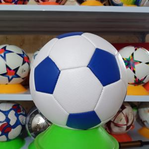 Ballon de football de taille 5 en PV pour entraînement classique, vente en gros d'usine 2026, cousu à la machine - Product Image 2