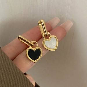 Boucles d'oreilles clous rétro françaises haut de gamme en cuivre plaqué or, géométriques noires et blanches, double face, tendance et polyvalentes, cadeau pour femme - Product Image 3