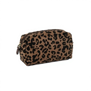 Bolsa de Cosméticos Acolchada con Estampado de Leopardo, Bolsa de Maquillaje Peluda, Estuche de Aseo de Gran Capacidad, Bolsa de Almacenamiento Portátil para Viajes - Product Image 4