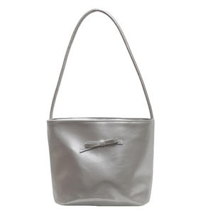 Sac fourre-tout en cuir verni multicolore avec décoration d'arc, doux et polyvalent - Product Image 1