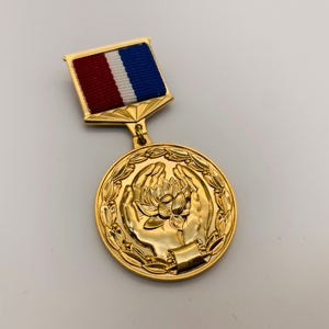 Tenere un <span class=keywords><strong>loto</strong></span> 3D <span class=keywords><strong>oro</strong></span> inciso personalizzato distintivo dell'emblema <span class=keywords><strong>d</strong></span>'onore souvenir - Product Image 6