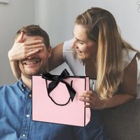 Vente en gros de sacs à provisions en carton rose de luxe poignées sac en papier de luxe logo personnalisé pour vêtements sac en papier de luxe ruban pour l'artisanat