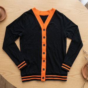 Cardigan universitaire personnalisé à col en V boutonné, avec poignets et ourlet rayés, style décontracté pour université, collège, équipe scolaire, tricot OEM - Product Image 1