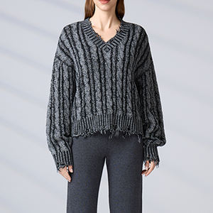 Pull décontracté ample en maille torsadée à col en V effet vieilli pour femme, avec franges personnalisées, collection Automne Hiver 2026 - Product Image 3