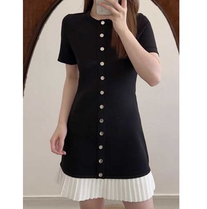 Abito Elegante di Alta Qualità Moda 2026, Nuovo Design Primavera-Estate, <span class=keywords><strong>Vestito</strong></span> <span class=keywords><strong>in</strong></span> <span class=keywords><strong>Maglia</strong></span> a Maniche Corte con Pieghe e Contrasto <span class=keywords><strong>Bianco</strong></span> e Nero - Product Image 1