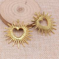 Pendentif Cœur Rayonnant à Pointes 44x43mm en Alliage Doré, Motif Soleil Ouvert pour Art Dévotionnel du Sacré-Cœur