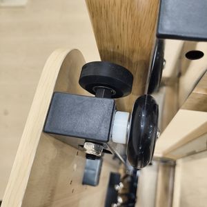 Logotipo personalizado Gimnasio Yoga Máquina de uso en estudio Entrenamiento corporal profesional Camas de núcleo de madera de arce de roble Equipo de construcción Pilates Reformer - Product Image 2